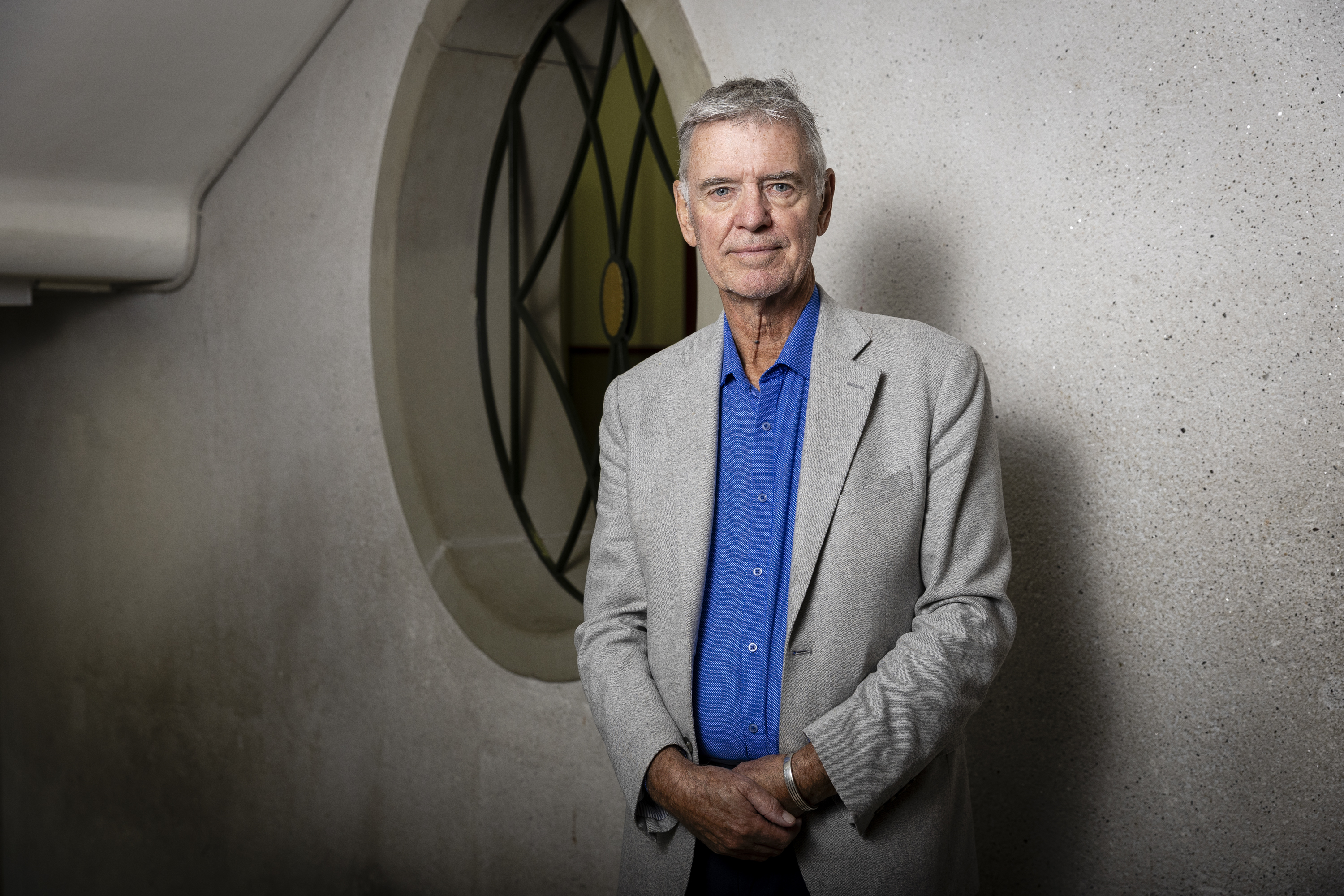 Bildungsforscher John Hattie zu Gast in der Mosaikschule Munzinger Bern